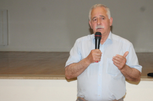 « Il aura fait le show durant près de cinquante minutes, grâce à une intervention plus courte que de coutume, mais avec une verve acide et aiguisée envers les partis des extrêmes. Le député de la seconde circonscription André VILLIERS a bien lancé sa campagne des législatives devant ses aficionados à Nitry, aux côtés de sa suppléante Dorothée MOREAU, et avec le soutien de la sénatrice UDI Dominique VERIEN ».