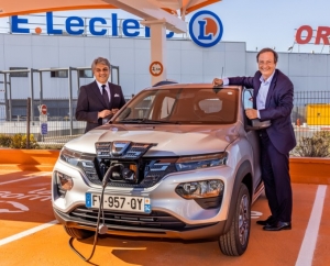 « C’est peut-être l’une des offres locatives à base de véhicules électriques les plus intéressantes du marché : les centres E.LECLERC (Michel-Edouard LECLERC) et le groupe RENAULT (Luca de MEO) dotent 510 agences de location de l’enseigne de la grande distribution des premières DACIA SPRING avant même leur lancement sur le marché à l’automne… ».