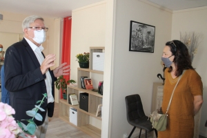 « Le président de Vivre l’Yonne Jean-Louis DRUETTE aux côtés de Karine LASCOLS, directrice de DOMANYS, l’a confirmé : la promotion du concept innovant « Ma Coloc’ Seniors » qui interpelle élus et médias se poursuivra le 11 septembre à Auxerre lors du Forum des Associations. Plusieurs élus ont déjà pris attache pour en savoir davantage sur le projet… ».