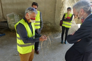 « Au plus fort moment de la crise sanitaire, le préfet de l’Yonne Henri PREVOST avait rendu une visite plus que de courtoisie à l’entrepreneur Frédéric ROURE qui lui a présenté les bases du masque en fibre naturelle… ».