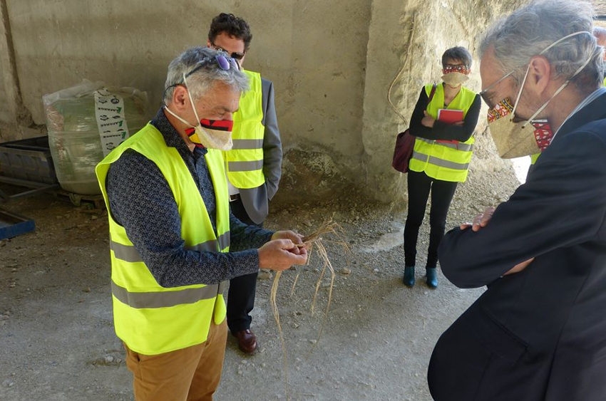 « Au plus fort moment de la crise sanitaire, le préfet de l’Yonne Henri PREVOST avait rendu une visite plus que de courtoisie à l’entrepreneur Frédéric ROURE qui lui a présenté les bases du masque en fibre naturelle… ».