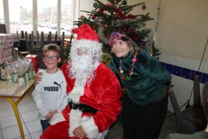 « Les enfants de Chablis ont pu prendre part à l’arbre de Noël ludique et goûteux concocté par les représentants du club service local, le KIWANIS Chablis Saint-Vincent. Une séance conviviale animée par Christelle, professionnelle des loisirs créatifs… ».