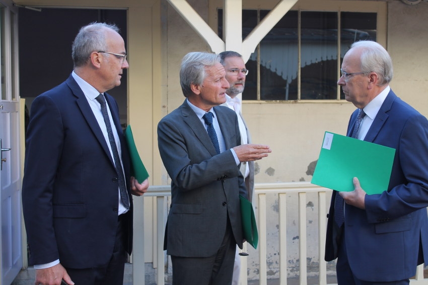 « La Communauté d’Agglomération de l’Auxerrois fournira des masques jetables à la population pour faciliter le retour à la normale. La décision a été entérinée lors de la seconde réunion de la cellule de crise réunie autour du président et maire d’Auxerre, Guy FEREZ (au centre), de Marc PICOT, directeur de cabinet et de Guy PARIS, premier adjoint de la Ville d’Auxerre… ».