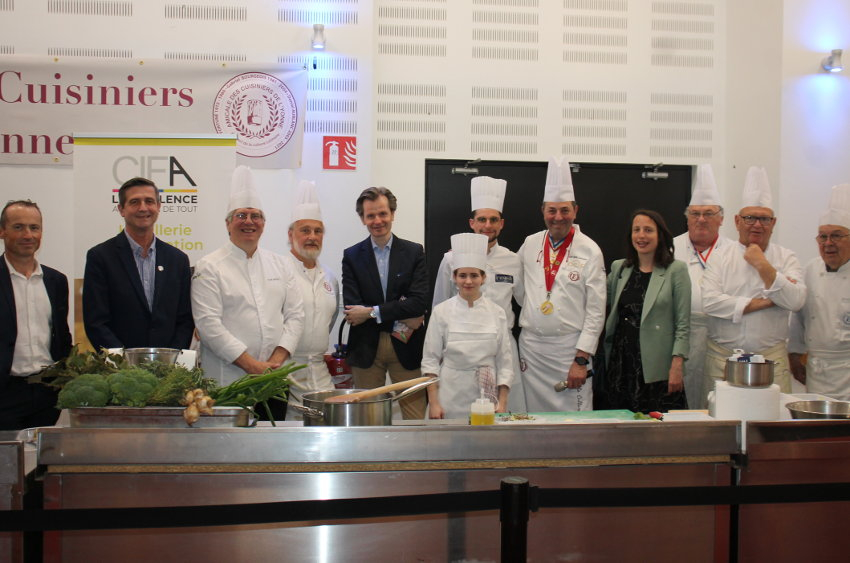 « Les plus gourmands des VIP présents dans le cortège inaugural de la foire exposition d’Auxerre se sont retrouvés très vite sur le stand incontournable de l’Amicale des Cuisiniers de l’Yonne, aux côtés de Daniel AUBLANC et de Jean-Marie LAMOUREUX…On y reconnaît Francis HEURLEY, Jean-Pierre RICHARD, Guillaume LARRIVE et Céline BAHR… ».