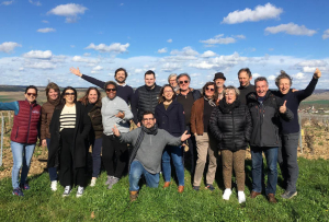 « Dix-huit prestataires de Saône-et-Loire, du fameux label « Vignobles et Découvertes » se sont immergés deux jours durant sur le territoire de l’Yonne afin d’y rencontrer leurs homologues. Au programme : visites, échanges et partage des expériences. Une opération initiée par Yonne Tourisme et la Mission Tourisme de Saône-et-Loire qui pourrait se prolonger dès 2025 par le retour accueilli au sud de la Bourgogne… ».