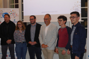 « Passation de pouvoirs entre les deux associations locales, la JCE Auxerre et Auxerre Autrement quant à la pérennité de l’animation Sun’Quai. Conformément à sa déontologie, la Jeune Chambre Economique a transmis le « bébé » à une autre structure qui fera grandir l’évènement à l’avenir… ».