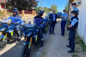 « Les forces de l’ordre étaient mobilisés lors de ce long week-end de Pentecôte dans l’Yonne pour des contrôles qui se poursuivront au cours du mois de juin. 301 infractions au Code de la Route ont ainsi été observées entraînant 23 rétentions du permis de conduire. Le directeur du cabinet du préfet, Tristan RIQUELME, assistait à cette opération mobilisant les pelotons mobiles d’Avallon, d’Auxerre, de Joigny et de Sens… ».