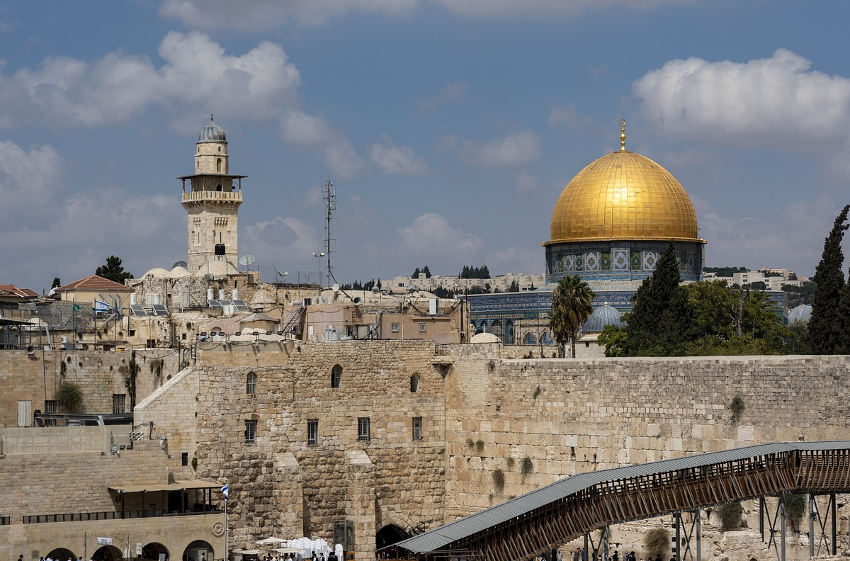« La partition de la Palestine en trois zones en 1947 n’a jamais été respectée par les différents acteurs en présence. S’en sont suivis de nombreux conflits armés tout au long du siècle dernier, entre les Israéliens et leurs voisins arabes. Malgré des lueurs d’espoir, comme celles de Camp David dans les années 80 qui ont très vite été avortées… ».