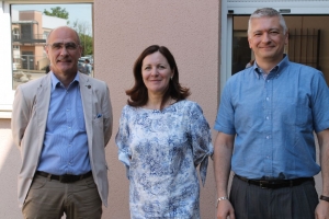 « A peine la réunion explicative terminée, le trio de pointe du nouveau club d’entrepreneurs adoubé par la préfecture et la DIRECCTE (Gérard MACCES autre photo) s’est déjà mis au travail en se fixant un rendez-vous. Emmanuelle BONNEAU, Jacques BLANCHOT (à gauche) et Arnaud MALECAMP (à droite) se retrouveront le 26 août pour préparer l’officialisation du concept. Entre-temps, ils se rendront à Paris le 25 juillet pour s’imprégner du Plan « 10 000 entreprises » et de ses attentes aux côtés du Haut-Commissaire en charge du dossier… ».