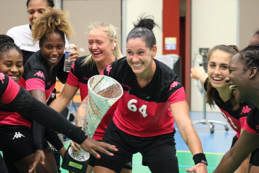  « Les filles du CFJ Fleury Loiret ont remporté sur le fil le premier trophée des Champ’Yonne mis en jeu par le Handball Club d’Auxerre organisateur de cet évènementiel. Une épreuve de gala qui devrait perdurer dès la saison prochaine avant la reprise du championnat…. ».