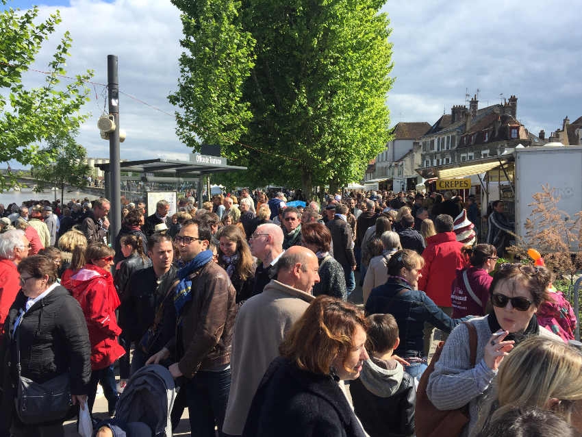 « D’ici et d’ailleurs : le week-end de la Pentecôte offrira un superbe compromis de voyage gastronomique à vivre…depuis Auxerre grâce à la quatrième édition de ce rendez-vous événementiel très prisé des visiteurs Icaunais. Plus de trente mille personnes sont attendues durant ces trois journées de découverte culinaire… ».