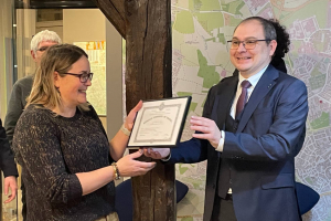 « C’est tout sourire que la chargée du pôle location de l’agence LAFORET à Auxerre, Katia MOLINARO, a reçu des mains de son responsable, Olivier PERRIN, la médaille et le diplôme du travail pour vingt années de bons et loyaux services dans l’entreprise immobilière… ».