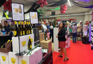 « La foule des grands jours attendait patiemment que les portes du magasin auxerrois, « Bi1 », s’ouvre aux alentours de 20 heures ce mardi. VIP et invités ont pu découvrir une gouleyante sélection de nectars du cru et d’ailleurs lors de cette traditionnelle Foire aux Vins à la limite de la saturation, synonyme de rentrée évènementielle pour le « Tout Auxerre »… ».