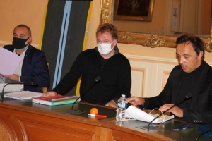 « Le bureau de l’Association des Maires de l’Yonne (AMF 89) accueillera ce lundi 14 décembre à l’invitation de son président Mahfoud AOMAR l’ambassadeur des ambassadeurs de l’accessibilité en France Yann JONDOT (au centre, entouré d’Arnaud CHASSERY et de l’élu auxerrois Nordine BOUCHROU). Une rencontre où il sera question de l’accessibilité des personnes atteintes d’un handicap… ».