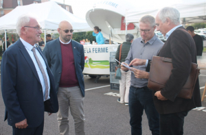 « Il a pu s’entretenir quelques instants avec le président de la Chambre départementale d’Agriculture, Arnaud DELESTRE et de Damien BRAYOTEL, président de la FDSEA 89, le député de la première circonscription Daniel GRENON a rendu une visite « surprise » au marché des producteurs du dixième anniversaire du drive fermier de l’Auxerrois… ».