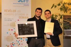 « Deux représentants de la même fratrie, Adrien et Clément BAILLY, se succèdent à la tête de la Jeune Chambre Economique d’Auxerre. Un évènement, marqué par la présence de Pascal BAILLY (Tribunal de Commerce), et de l&#039;adjoint du commerce, Jean-Philippe BAILLY, qui fit les éloges de cette soirée durant son discours. Avant de céder la parole au Conseiller départemental Christophe BONNEFOND… ».