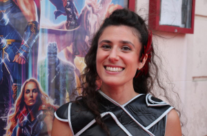 « Déguisée pour la circonstance, Mariana GIANI, responsable de la programmation du cinéma-théâtre de Tonnerre, a eu le « coup de foudre » pour le personnage de Thor, ce dieux nordique au célèbre marteau, dont les quatrièmes aventures ont été dévoilées en avant-première nationale dans la localité de l’Yonne… ».