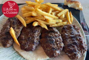 « La cuisine orientale se déguste aussi dans la cité de Brennus ! Hormis quelques imperfections dans la manière de préparer les frites, malheureusement congelées, tout le reste est bon chez « Gazi grill », un établissement situé en proche périphérie de Sens à découvrir avec plaisir…Un petit air d’exotisme en plus ! ».