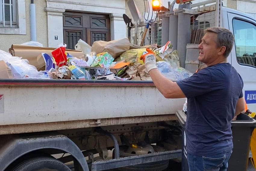 « Préserver la salubrité du cœur de ville et le bien-être des habitants, c’est l’objectif de Crescent MARAULT et des élus de sa majorité qui n’hésitent pas à endosser la vêture des éboueurs, le temps d’une collecte pour ramasser les déchets alors que le mouvement social se durcit chez les agents et se propage à d’autres services, entraînant l&#039;ire de l&#039;opposition… ».