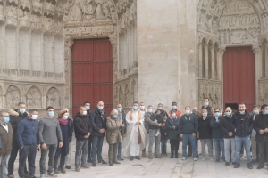 « Une trentaine de représentants de la communauté musulmane d’Auxerre s’est rassemblée sur le parvis de la cathédrale Saint-Etienne pour assurer un « mur de protection » pendant la cérémonie religieuse de la Toussaint. Un geste fort en symboles apprécié du prêtre de la paroisse, le père Arnaud MONTOUX… ».