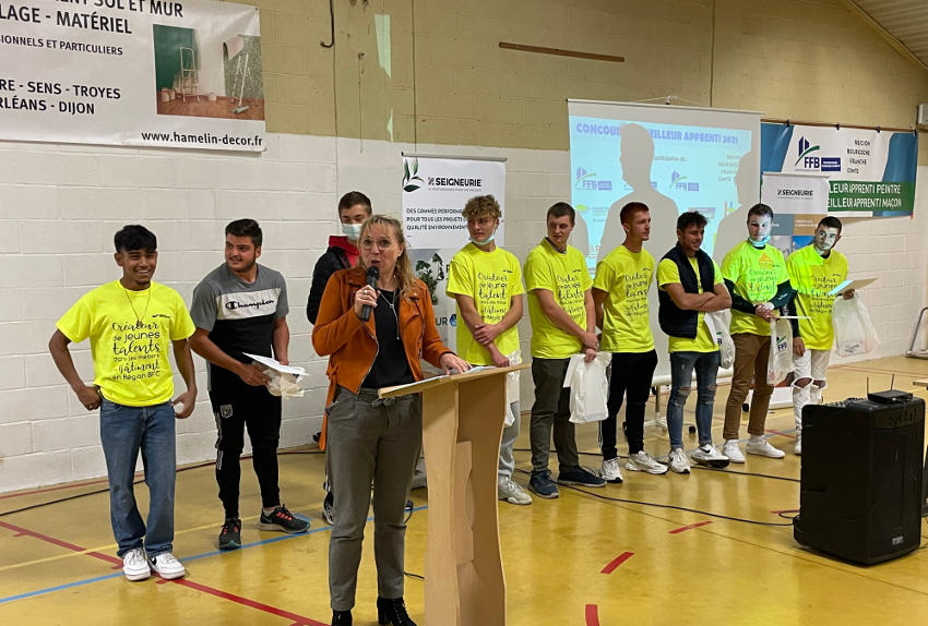 « L’instant fatidique de l’annonce des résultats avant la remise des prix par la secrétaire générale de la FFB Bourgogne Franche-Comté pour les meilleurs apprentis maçons du territoire… ».