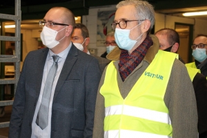 « L’univers du spécialiste du froid professionnel (conservation, congélation, surgélation, refroidissement) n’a plus de secrets pour le représentant de l’Etat Henri PREVOST au terme de sa visite chez FRIGINOX. Le préfet de l’Yonne aux côtés de Nicolas NOEL, directeur industriel, s’est dit très enthousiaste devant les performances de cette pépite icaunaise… ».