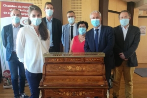 « Dans le cadre des journées du Patrimoine, le Château de Maulnes accueille le marché de l’artisanat organisé ce week-end par la Chambre de Métiers, avec le concours du Département et de la société ALFRAN. A cette occasion, la jeune ébéniste Emilie BARBIER recevra son titre départemental décerné par le Prix des Métiers d’Art 2019… ».