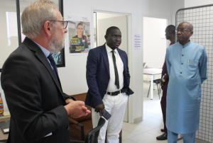 « Une délégation du Sénégal a rendu une visite plus que de courtoisie à la maison France Services de Chablis, en présence du président de la communauté de communes Chablis Villages et Terroirs, Etienne BOILEAU. Des ressortissants Africains très intéressés par l’apport du point justice. La maison France Services sera inaugurée le 30 juillet par le préfet… ».