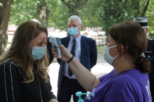 « A peine sortie de son véhicule, la ministre déléguée en charge de la Ville Nadia HAI a accepté d’être contrôlé au dépistage de la fièvre avant d’entamer sa visite du centre équestre d’Armeau. Le directeur de cabinet du préfet Tristan RIQUELME en fera autant à l’instar de tous les invités de cette cérémonie… ».