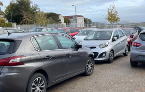 « Voilà une situation automobile, habituelle du grand parking située près du Rond-Point de Paris à Auxerre – un lieu anarchique en matière de stationnement ! - qui aurait fait sourire le regretté Michel AUDIARD, auteur de bons mots à la verve très fleurie. Car pour arriver à ne pas s’apercevoir que l’on bloque totalement un véhicule de toute possibilité de déplacement, il faut être soit dans la lune, soit inconscient, soit incivique, soit un vrai c… ! A vous de choisir ! ».