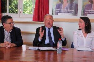 « Aux côtés de son suppléant Jean-François BOISARD, Guillaume LARRIVE et Gérard LARCHER, la candidate des Républicains Céline BAHR a dévoilé sa feuille de route avant le premier tour des législatives lors d’une réunion publique accueillie à Mézilles. Un Gérard LARCHER qui n’a pas mâché ses mots sur les risques encourus pour la France en cas de succès des deux blocs adverses… ».