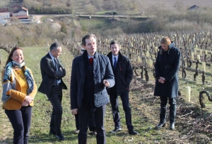 « Sur proposition du député Guillaume LARRIVE, secrétaire général délégué des Républicains et président des Républicains de l’Yonne, la commission nationale d’investiture des Républicains a choisi Isabelle FROMENT-MEURICE pour figurer, en trentième position, sur la liste des 79 candidats aux élections européennes présentée par Les Républicains, présidés par Laurent WAUQUIEZ, et Les Centristes, présidés par Hervé MORIN. Isabelle FROMENT-MEURICE (à gauche) est aussi la secrétaire départementale des Républicains de l’Yonne et vice-présidente au sein du Conseil départemental… ».