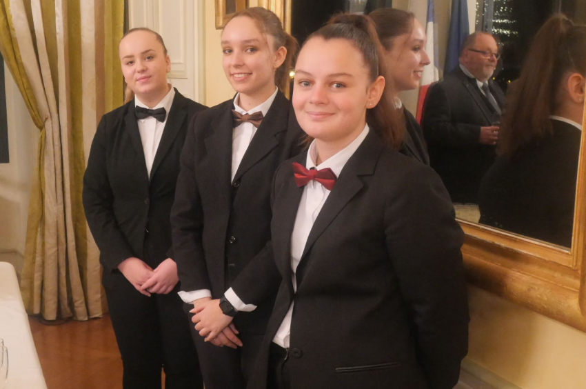 « Les élèves du lycée professionnel Vauban à Auxerre ont pu mettre en valeur leurs compétences en service et en cuisine, aux côtés de leurs enseignants. Une initiative coutumière saluée par les invités de la cérémonie des vœux à la préfecture… ».