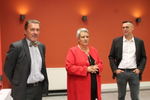 « Vincent PICQ, président de l’Yonne, Sophie BERNARD, coordinatrice sur ce territoire et Arnaud GRAVEL, directeur régional, ont accueilli au nom du réseau Entreprendre Bourgogne une trentaine de convives, issus des réseaux économiques et professionnels du département. Ces influenceurs physiques ont pu faire plus ample connaissance lors de ce dîner spécial avant de se projeter vers des perspectives fructueuses en matière de partenariat… ».