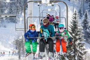 « Solidaire des autres régions concernées par la fermeture des remontées mécaniques, la Bourgogne Franche-Comté engage une procédure en référé devant le Conseil d’Etat. Sa présidente Marie-Guite DUFAY considère injuste pour les stations du Doubs et du Jura que les pistes suisses soient ouvertes au public à quelques kilomètres de là… ».