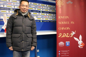 « L’ambassadeur de la République populaire de Chine, Lu SHAYE, a été accueilli par le président du Conseil départemental de l’Yonne Patrick GENDRAUD avant le match de l’AJ Auxerre. Ensemble, ils ont donné le coup d’envoi symbolique de cette rencontre de Ligue 1… ».