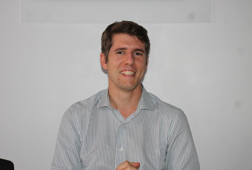 « A trente ans tout pile, Mani CAMBEFORT incarne l’avenir décomplexé du Parti socialiste de l’Yonne, renouvelant sans l’once d’une difficulté son second mandat de premier fédéral du département. Une formation qui devra se prononcer le 14 octobre prochain sur le choix de son candidat pour les présidentielles… ».