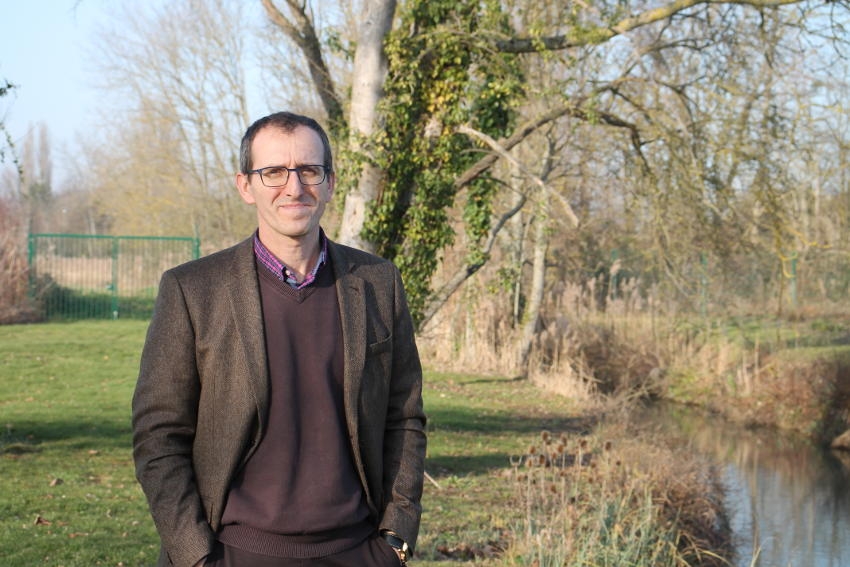« Observer des ragondins s’ébattre dans l’eau est possible sur le site industriel du groupe CHEMETALL à Sens ! Le biotope y est préservé. Et l’implantation de plusieurs ruches d’ici avril devrait contribuer à accentuer l’engagement de cette filiale du géant de la chimie BASF à intervenir dans la sauvegarde de la nature. Comme l’a précisé le directeur du site, Patrick GRUBERT… ».