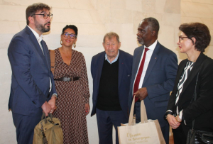 « Les autorités locales ont accueilli son Excellence l’ambassadeur de la Côte d’Ivoire Maurice KOUAKOU BANDAMAN à l’Abbaye Saint-Germain à Auxerre, à l’occasion de sa venue en terre icaunaise pour le jubilé de son compatriote Djibril CISSE. Outre le volet sportif, le diplomate africain entend bien tisser des liens de coopération économique, culturelle et touristique avec le département nord-bourguignon… ».