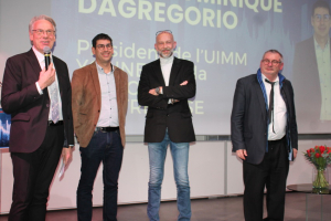 « Ils n’ont pas mâché leurs mots et réclament un allégement des normes et des contraintes, depuis la fiscalité jusqu’au niveau de la rigueur administrative ! Jean-Dominique DAGREGORIO (UIMM), Cyril CHARETIE (FFB) et Didier MICHEL (MEDEF) ont demandé à l’Etat et à l’Europe « qu’on leur fiche la paix afin de les laisser travailler en toute sérénité pour développer leurs entreprises » qu’ils représentent dans leurs syndicats patronaux. Une cérémonie des vœux aux messages musclés à la Maison de l’Entreprise où officiait en monsieur Loyal, Claude VAUCOULOUX ! ».