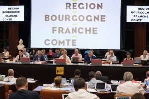 « D’ordinaire une centaine de personnes gravite dans l’hémicycle régional lors d’une séance plénière. Ce ne sera pas le cas ce vendredi 24 avril pour les premières retrouvailles en présentiel de l’organe institutionnel depuis le début de la crise. Seuls 34 personnes munies de deux pouvoirs auront la possibilité d’y prendre part… ».