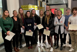 « Onze des dix-sept candidats ont obtenu le diplôme du BTS notariat. Dix-huit sur dix-neuf en ont fait de même pour le BTS commerce international. Mais, tous les lauréats ont reçu les félicitations de la direction du groupe lassalien lors de la remise de leurs diplômes… ».