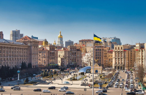 « La Russie est prévenue et se retrouve au pied du mur après le déplacement des quatre dirigeants Européens à Kiev ce week-end : les sanctions seront massives et placées sous l’égide de Washington et de l’Europe si Moscou ne respecte pas la trêve de trente jours inconditionnelle et totale qui pourrait se mettre en place dès le 12 mai prochain…Une victoire pour Kiev qui a marqué des points cette semaine après l’accord sur les minerais et la rencontre de son président au Vatican… »