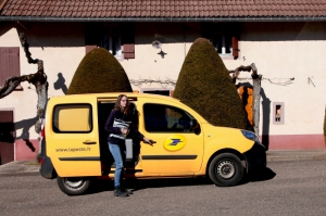 « La POSTE adapte ses offres de service à la crise sanitaire, et ce jusqu’à nouvel ordre. Même si mille six cents bureaux demeurent encore ouverts en Bourgogne Franche-Comté, les déplacements en bureaux ne sont pas recommandés. Les tournées des facteurs vont également se réduire à la portion congrue dès la semaine prochaine… ».