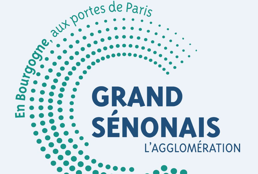 « Le nouveau logo du Grand Sénonais a été adopté à l’unanimité par les 27 représentants de l’agglomération, faisant la fierté de son président Marc BOTIN. Un outil identitaire conçu par le service communication, bien ancré dans le territoire régional et revendiquant sa proximité avec l’Ile-de-France, qui évoquet le mouvement et le dynamisme… ».