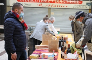 « Les férus du marché traditionnel de l’Arquebuse sont toujours intéressés par les étals des participants à l’opération « Place aux Restos » qui a tenu sa 21ème édition ce vendredi à Auxerre… ».