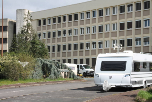 « 2023 devrait être la bonne année sur l’Auxerrois pour remédier à la toujours délicate cohabitation de voisinage entre riverains et gens du voyage. Alors que plusieurs caravanes ont investi l’ancien site d’EDF à Auxerre, la CA étudie une solution devant être déclinable d’ici l’été avec l’ouverture d’une aire de grand passage adaptée… ».