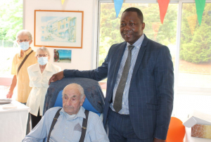 « Clin d’œil amusant du destin : le maire d’Appoigny Magloire SIOPATHIS a remis un cadeau à l’un de ses anciens administrés, Raymond GOUSSARD, aujourd’hui centenaire alors qu’il célébrait son anniversaire le 24 juin dernier lui aussi ! ».
