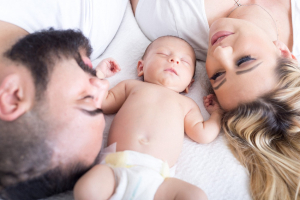 « Le « réarmement démographique » est devenu l’une des priorités majeures du chef de l’Etat. La natalité a chuté en France de manière importante en 2023, avec une baisse de – 6,3 %. Comme chez de nombreux voisins européens. Comment convaincre alors les jeunes couples de procréer face aux menaces qui secouent le monde d’aujourd’hui ? ».