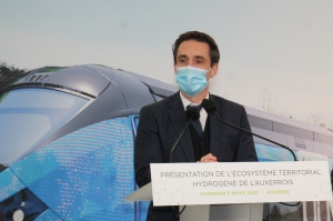 « Le ministre délégué en charge des Transports Jean-Baptiste DJEBBARI a réaffirmé le soutien de l’Etat aux régions territoires d’expérimentation qui ont fait des trains à hydrogène leur priorité en matière de transition énergétique. La BFC est l’une d’entre elles. Un plan de relance de 7 milliards d’euros y a contribué pour la réussite de ce projet… ».